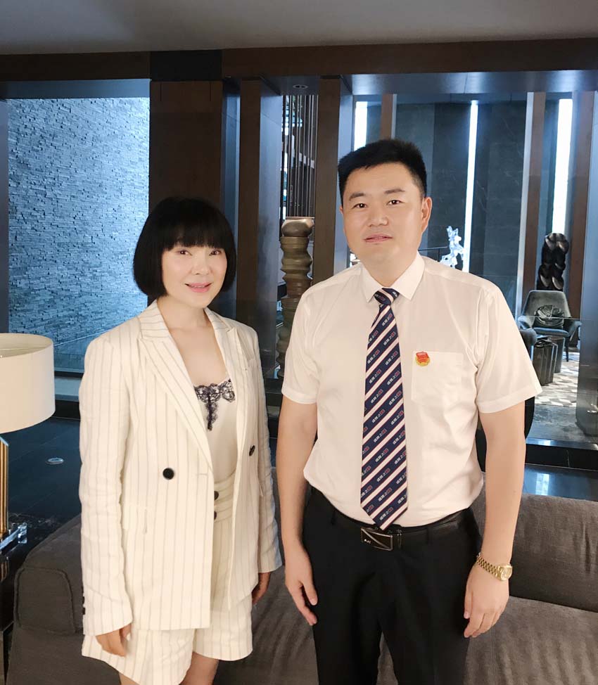 公司正式签约著名歌唱家陈红老师为盛隆之家服饰品牌代言人！