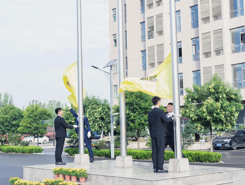 盛世华诞同欢庆・凝心聚力向未来|盛隆之家隆重举行升国旗仪式